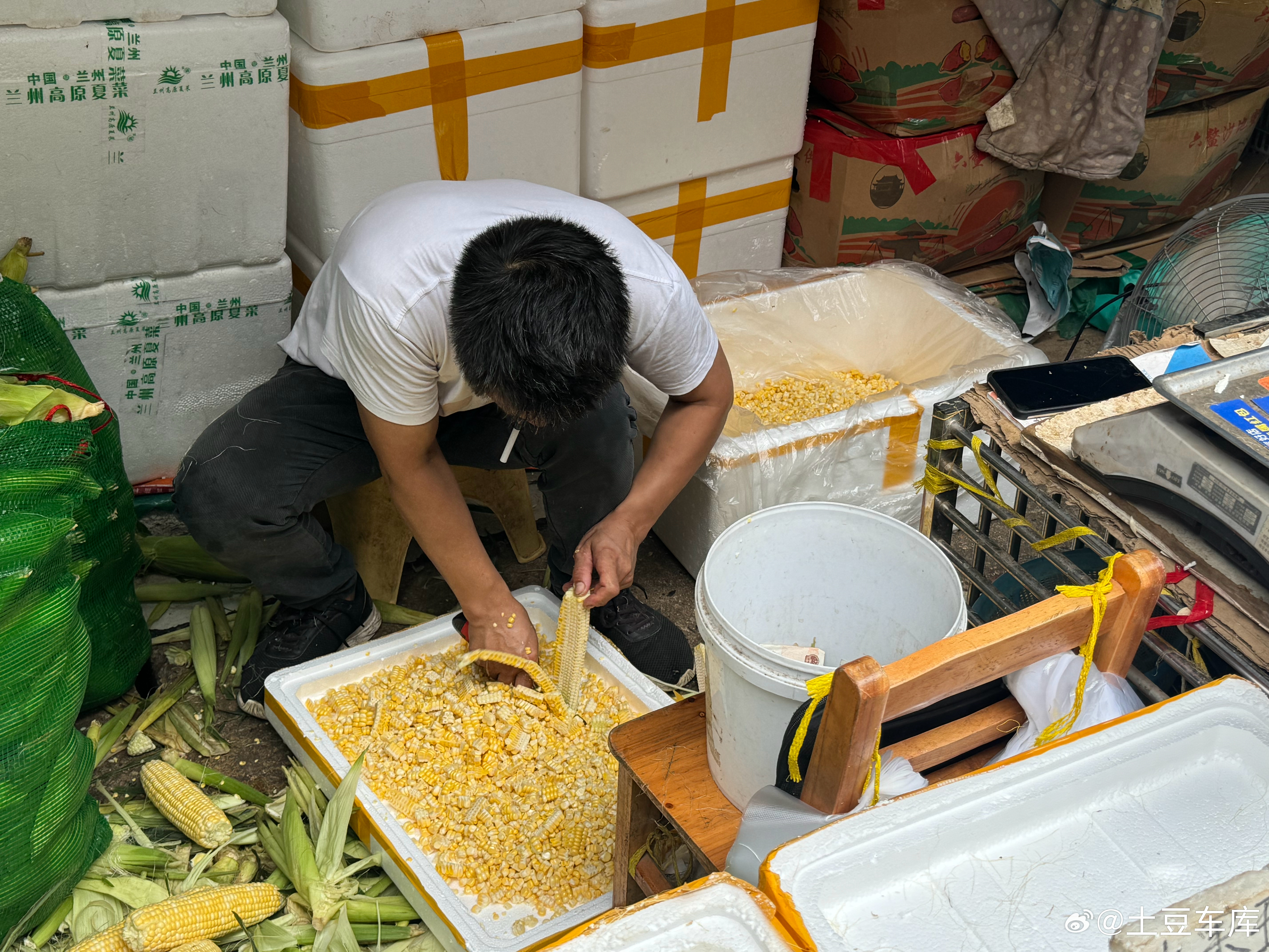 现在都不用自己削玉米了都是老板给给弄好[费解][费解][费解]每次多给他20块钱