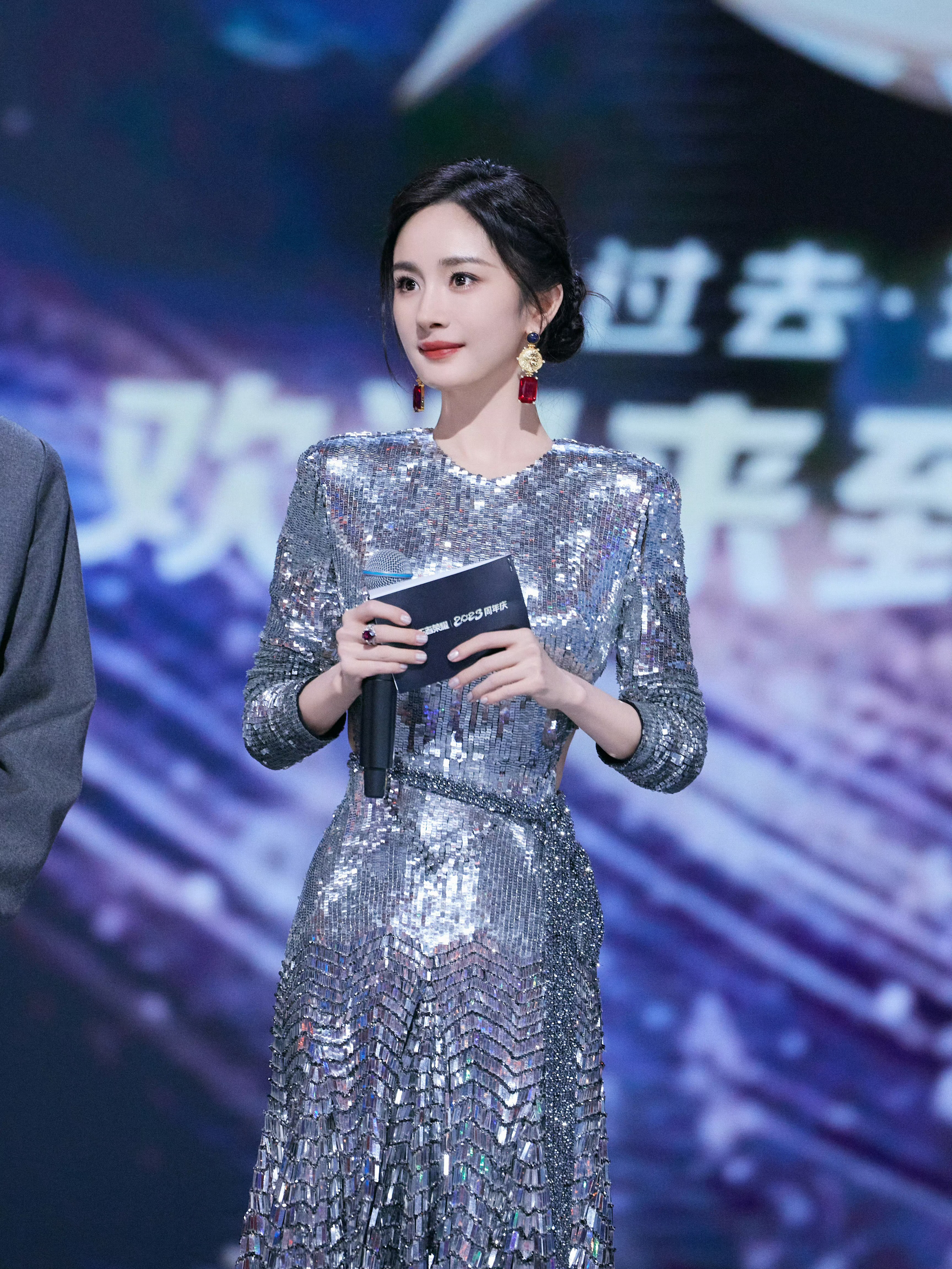 杨幂教你怎么诠释星光女一词. 