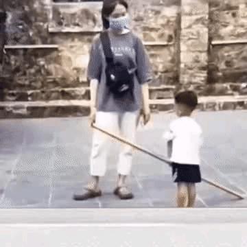 不到最后，你永远不会知道孩子手里的棍子是从哪里来的 