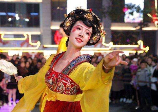 近日，陕西西安大唐不夜城著名演员皮卡晨荣耀回归，为来自五湖四海的游客倾情演绎胡璇