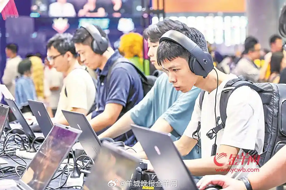 【从赛场到职场 广东电竞人才培养“玩”出新花样】聚光灯亮起，#电竞#选手在此起彼