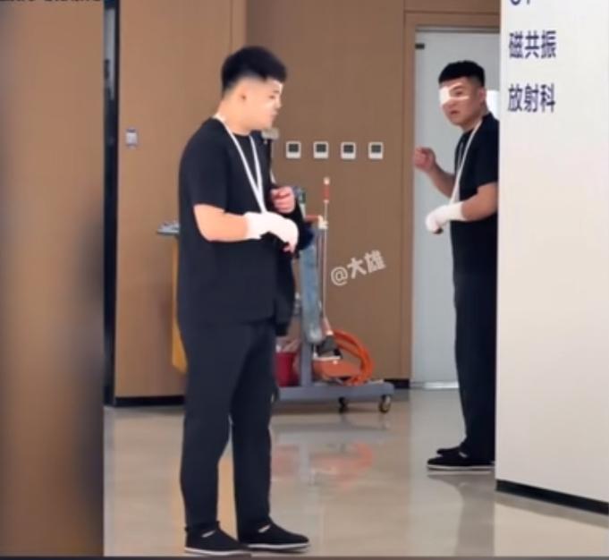 还以为照镜子呢，原来是卧龙凤雏[捂脸][捂脸]