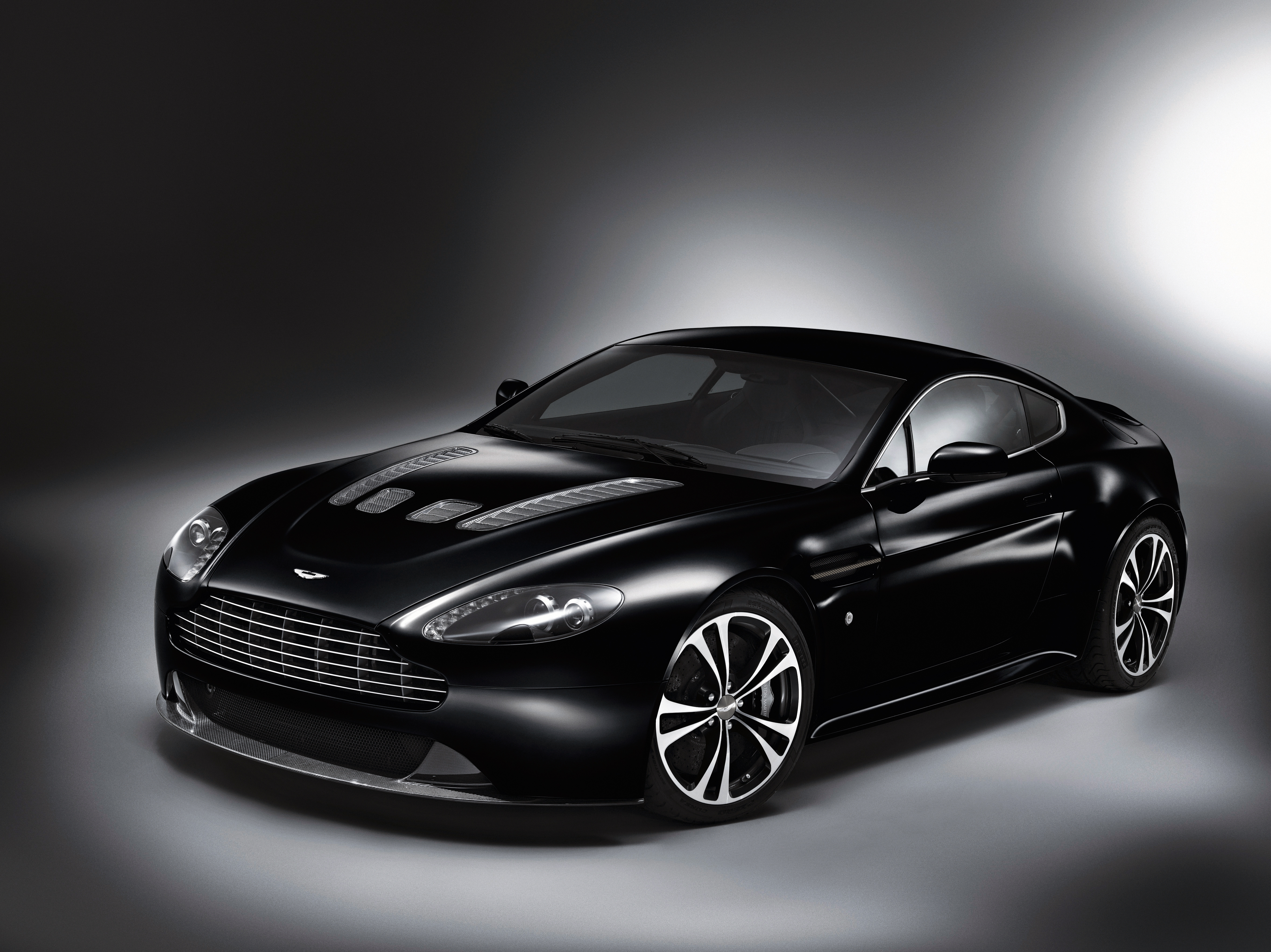 马丁的车确实很耐看Aston Martin V12 Vantage "Carbo