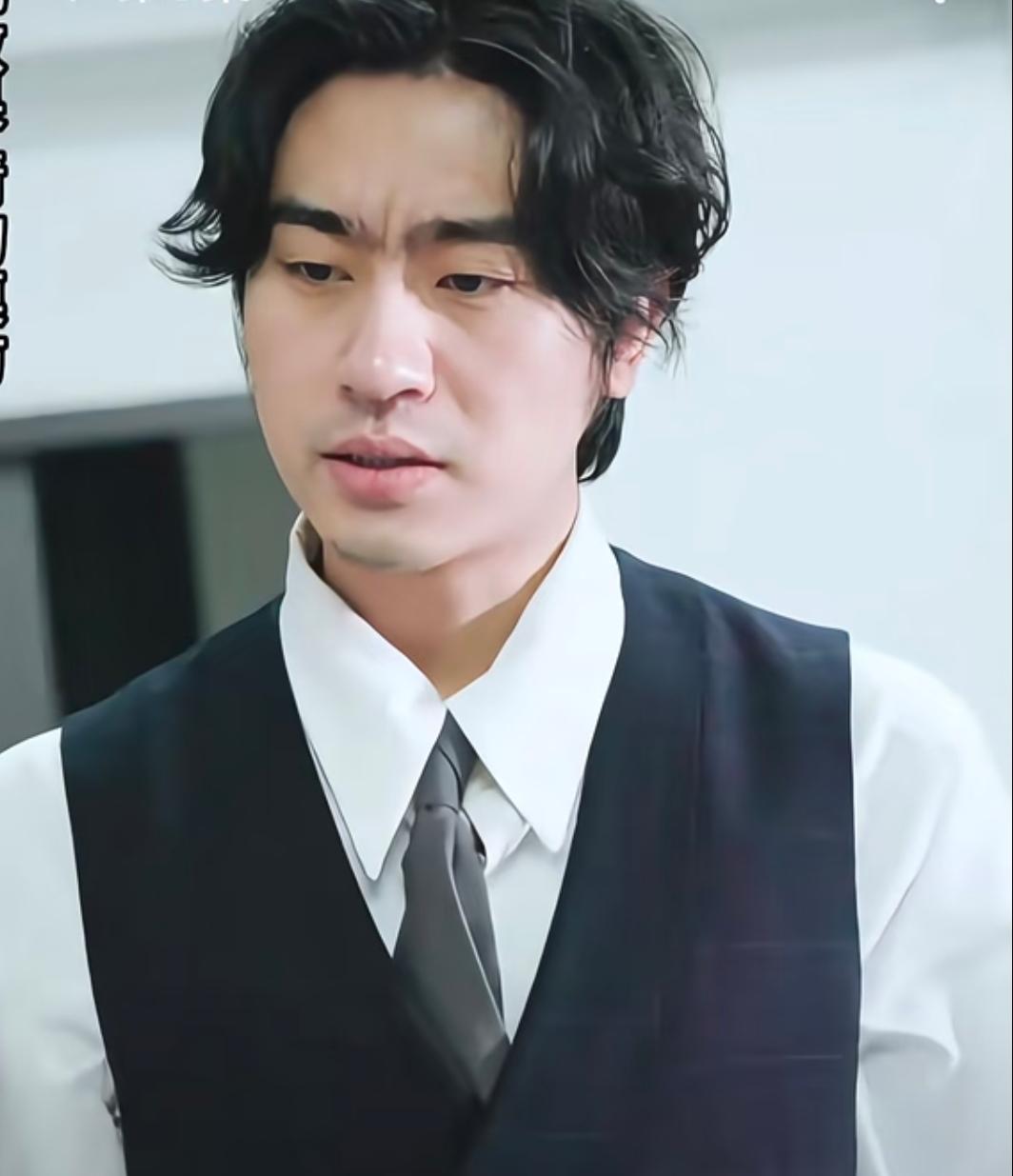 天哪!图一竟然是沉思？
在印象中沉思一直都有两副面孔
戏外是青春阳光的帅气男大