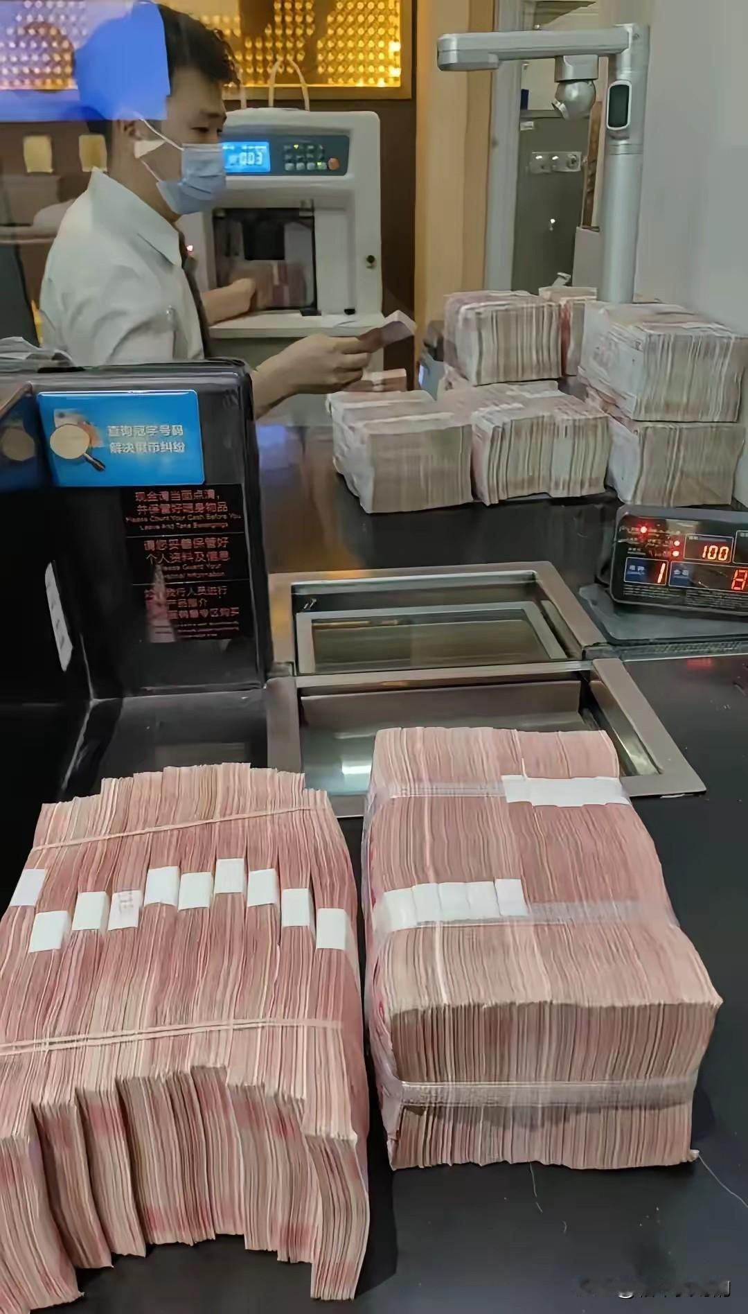 20万，
存了3年到期了，
今天去转存，却被银行告知

现在利率降了，现在银行那