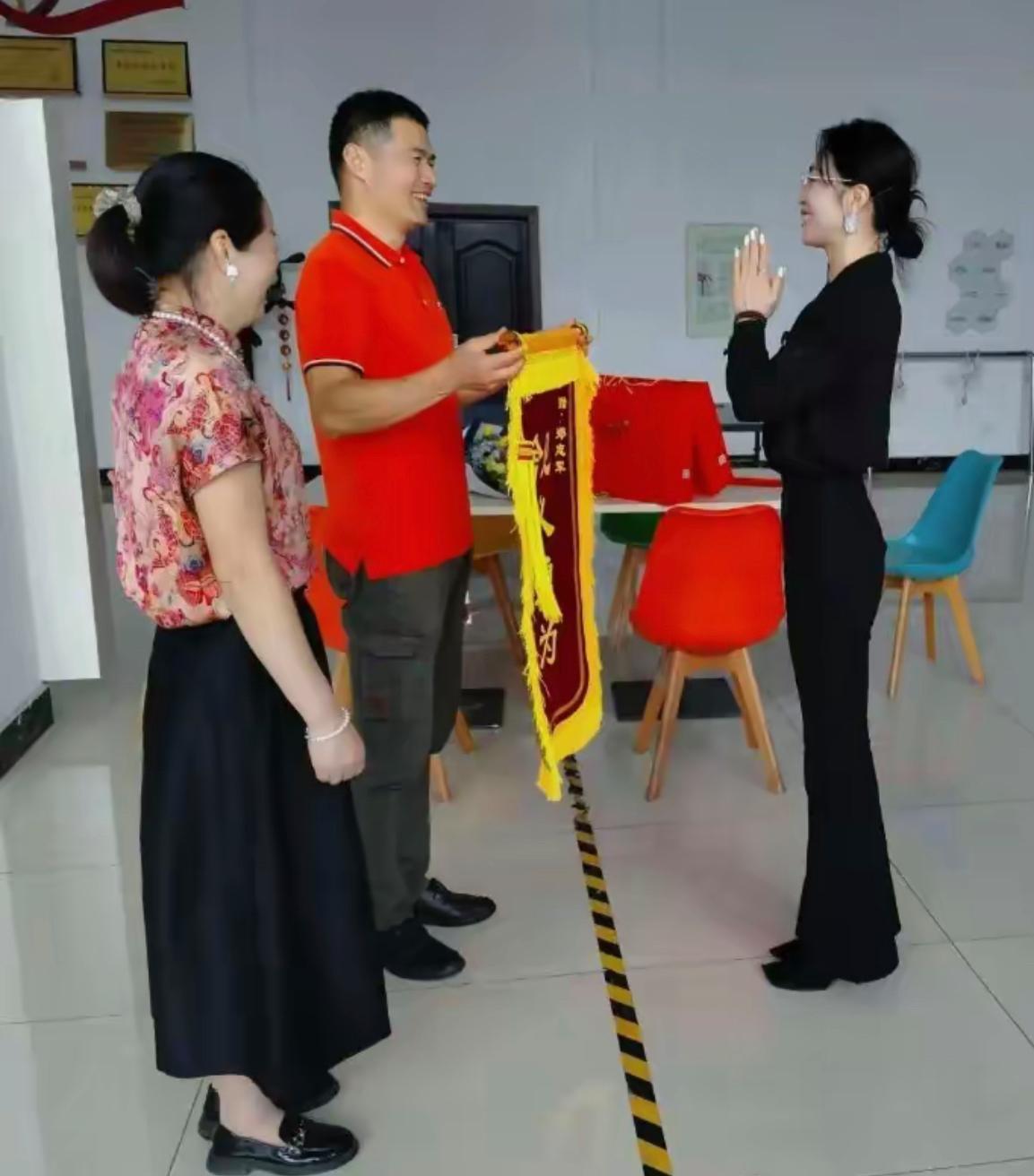 “看哭了！”一女子曾从20米高坠落龙潭，被男子冒死救下！女子送锦旗时，男子却提了