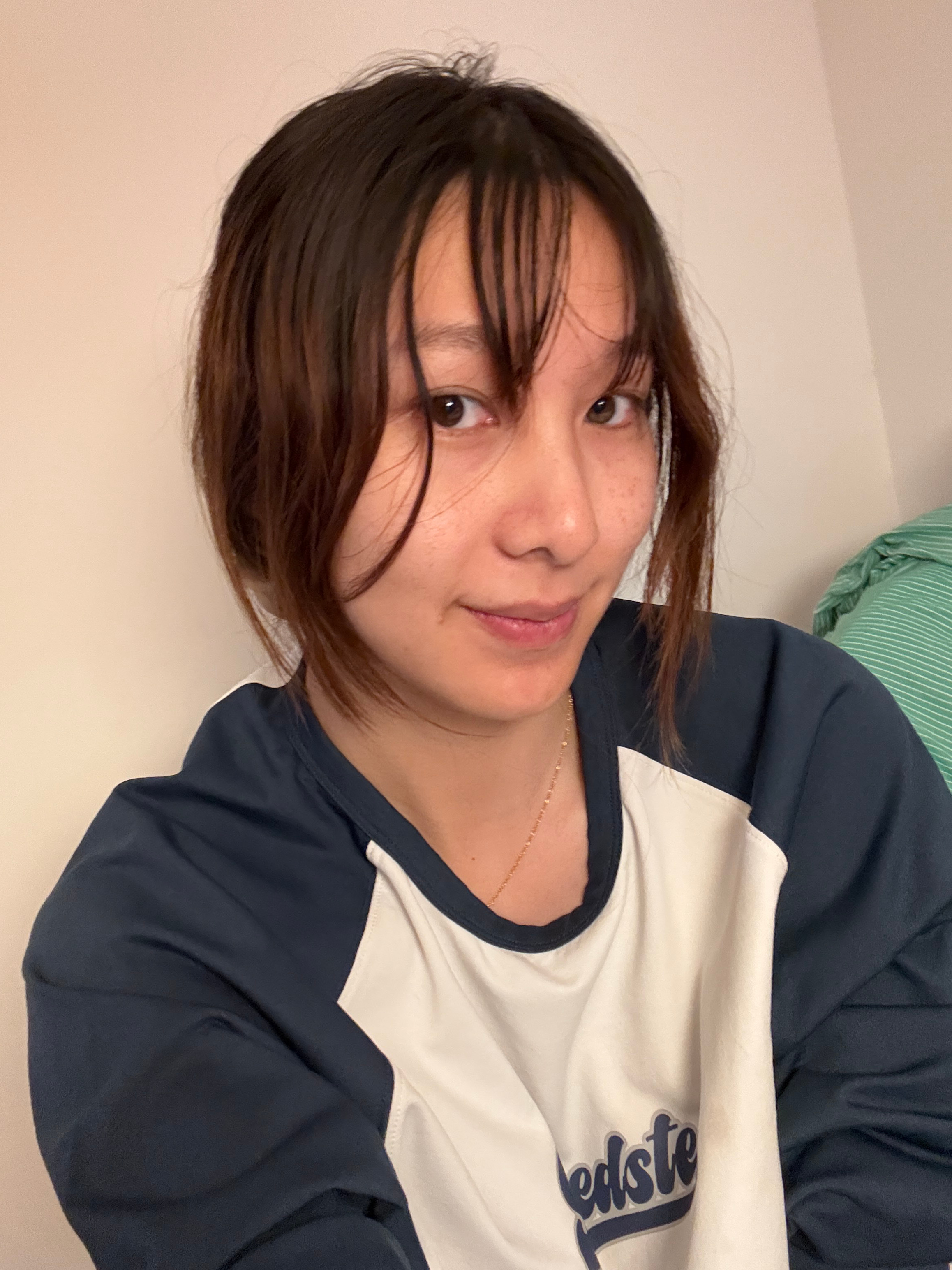 大家都说我好久没发自拍了🤳今晚发个素颜iPhone死亡原相机给你们看看证明我不