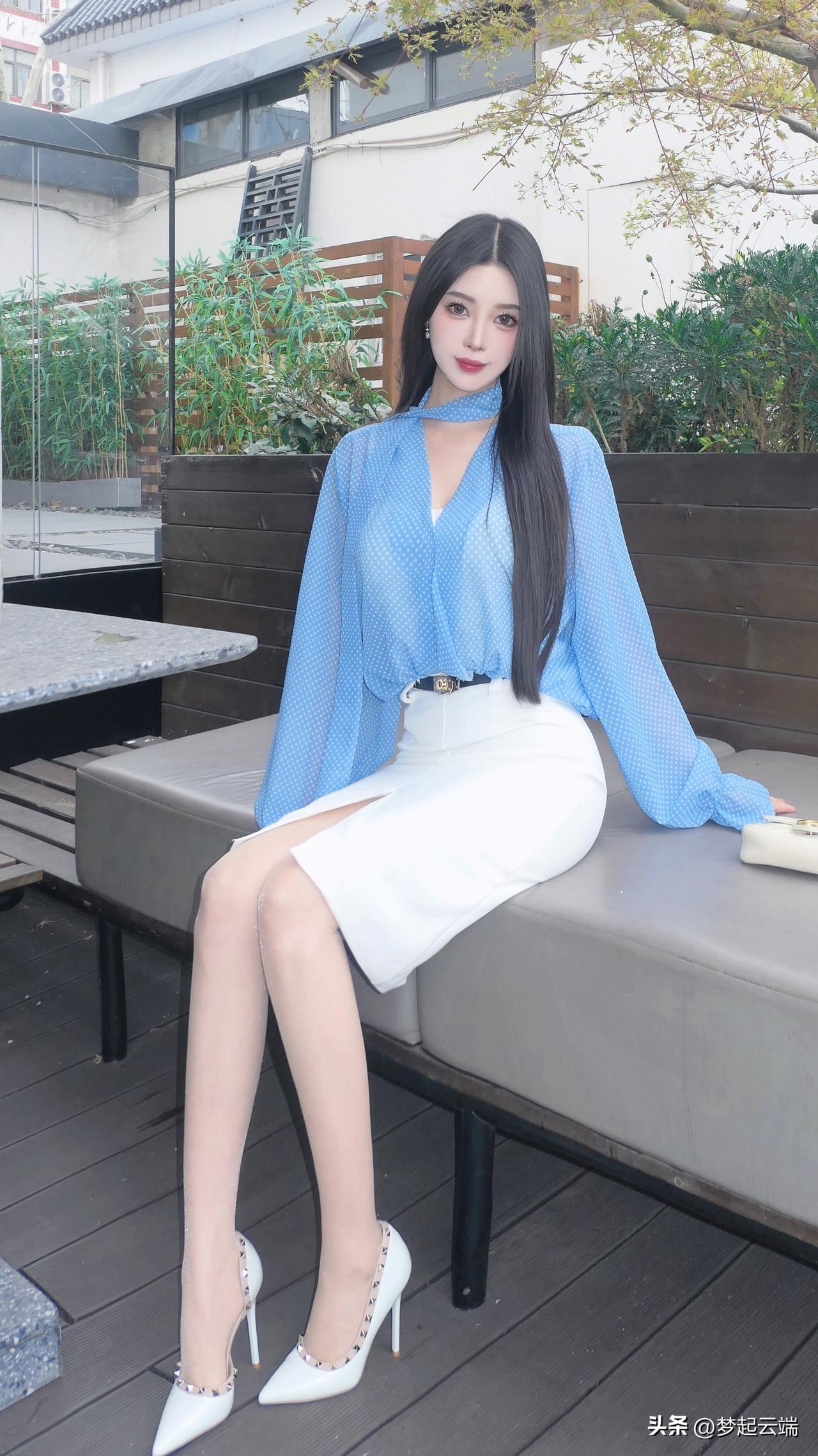 蓝衣美人倚栏坐，绿意盎然映眼来。