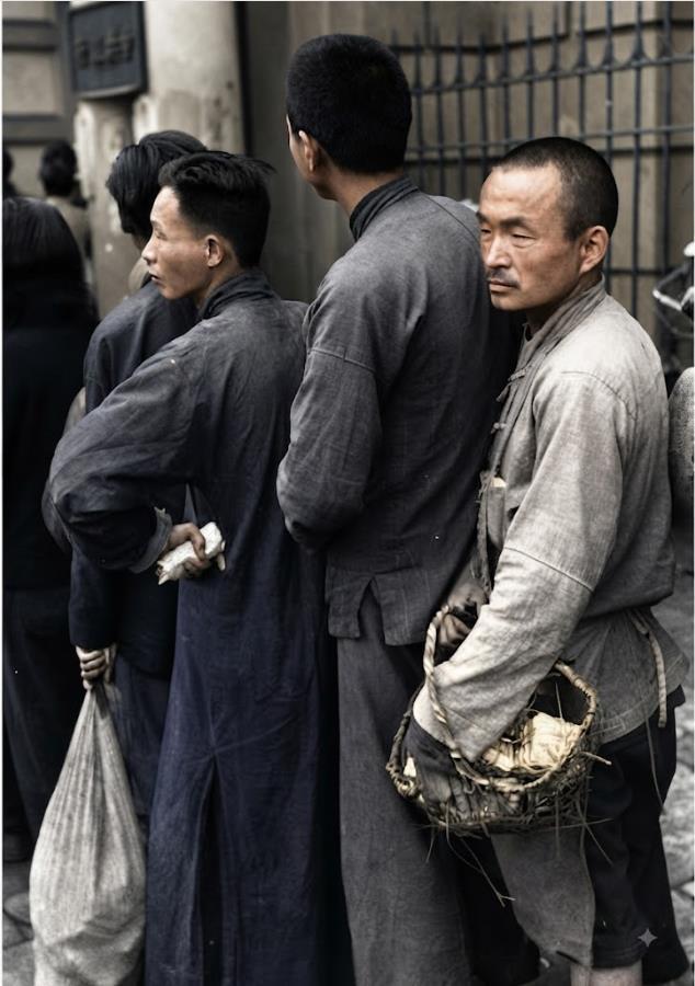 1949年，上海街头，人们提着箩筐，里面装的不是米面，而是成捆的金圆券。
国民党