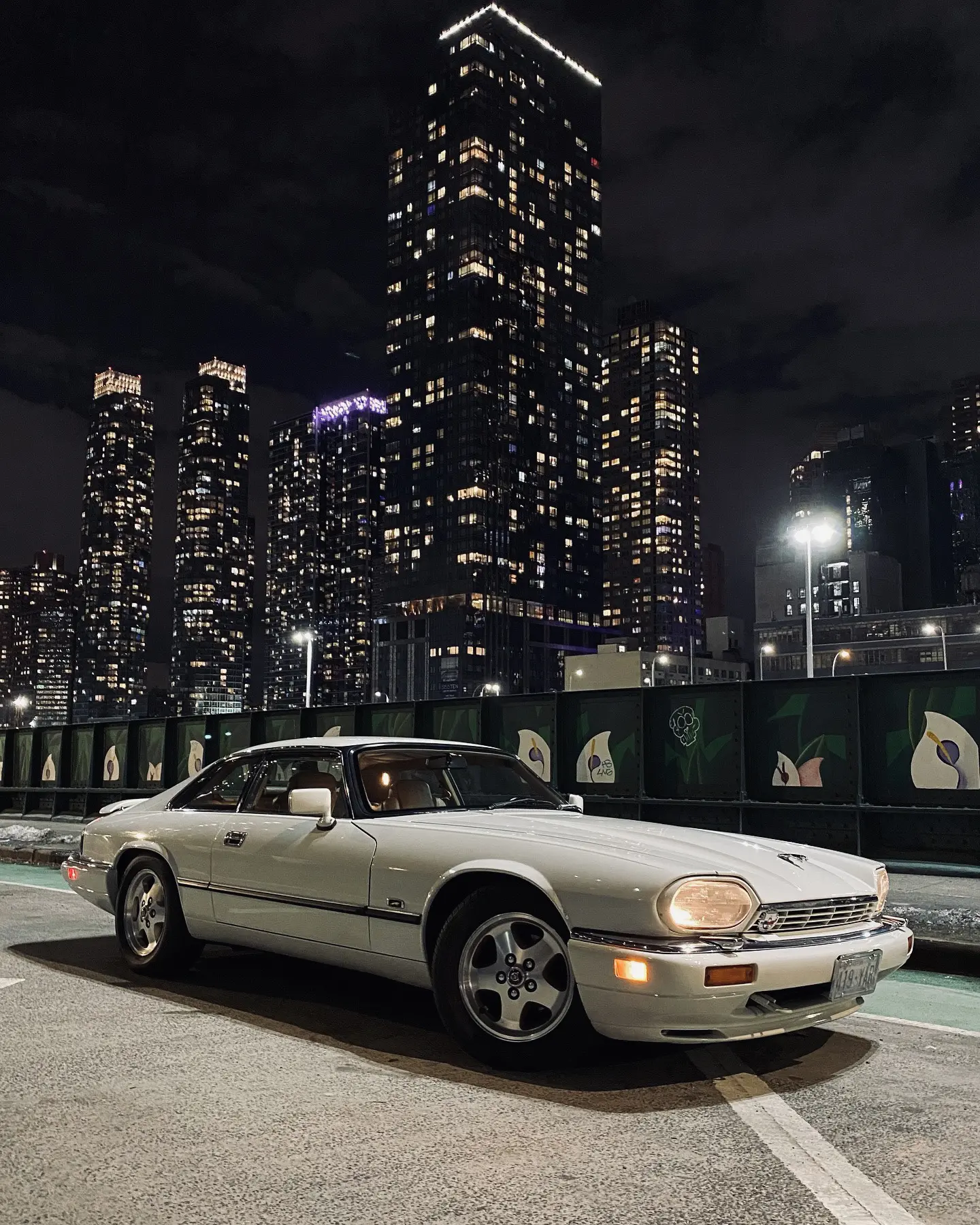 White Jaguar XJS。