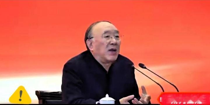 文件夹攒多了，就是他自己的一本资料库。除了纸质的，老黄还爱用手机学东西，微信里看