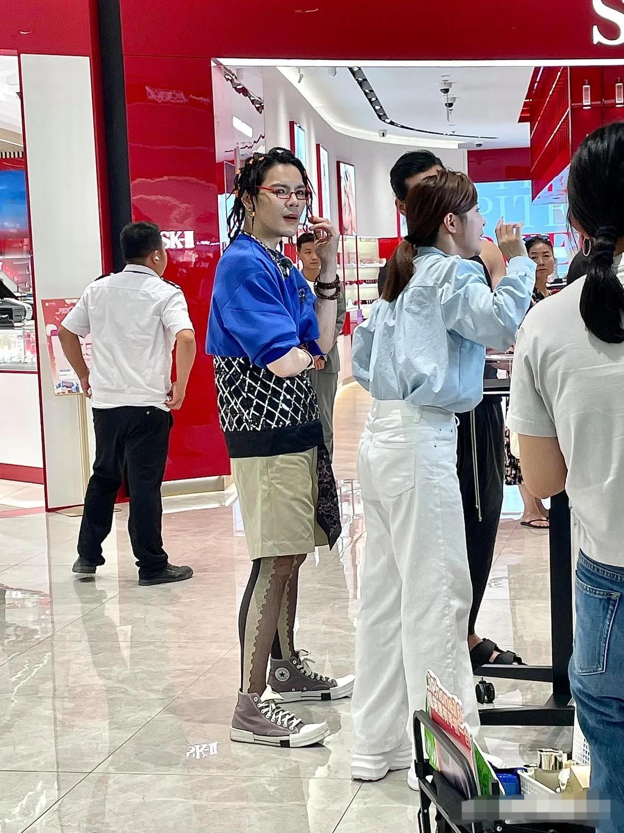 又被向左惊艳到了，我想说向佐这样的造型美的不可方物，大家不会有意见吧。
图片中的