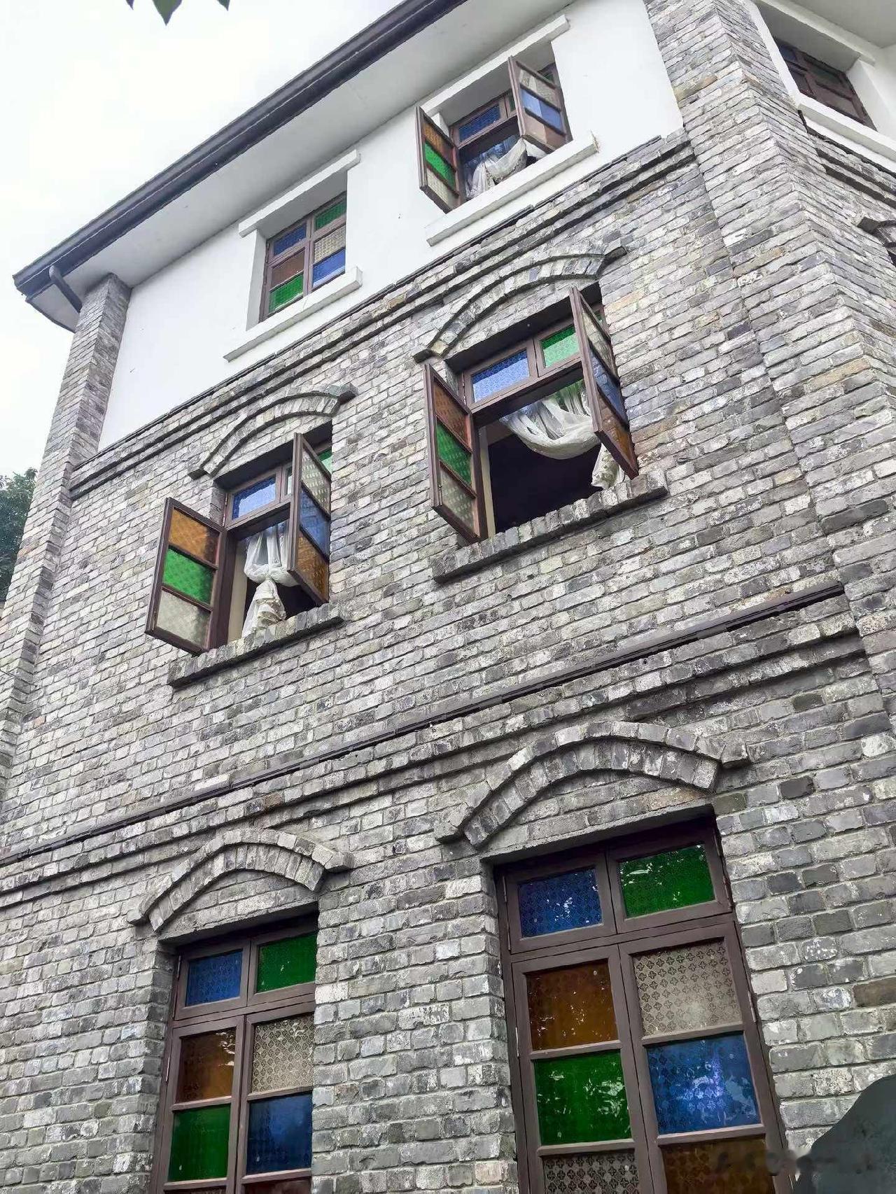 ‌重庆山城巷厚庐与石库门建筑群‌：这是抗战时期川军将领蓝文斌的宅邸，典型的上海石