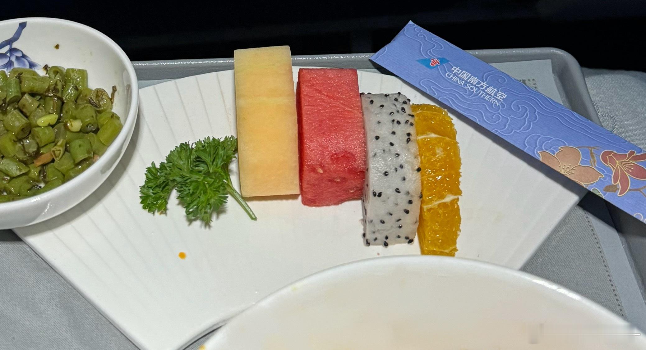 饭上来在给哈哈们拍照空少突然过来问要不要帮忙打光随后又给我介绍他们的中国特色餐具
