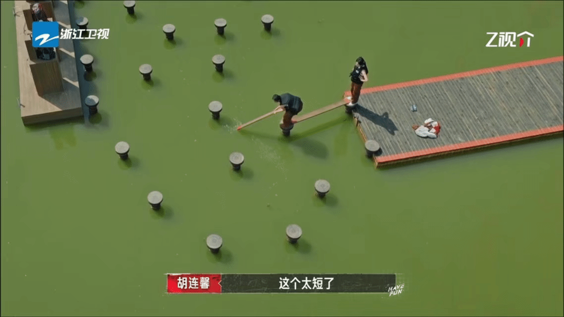 胡连馨能处有事是真上 《嗨放派》的快乐源泉！胡连馨抢背包扎水超勇，挖洞干一小时才