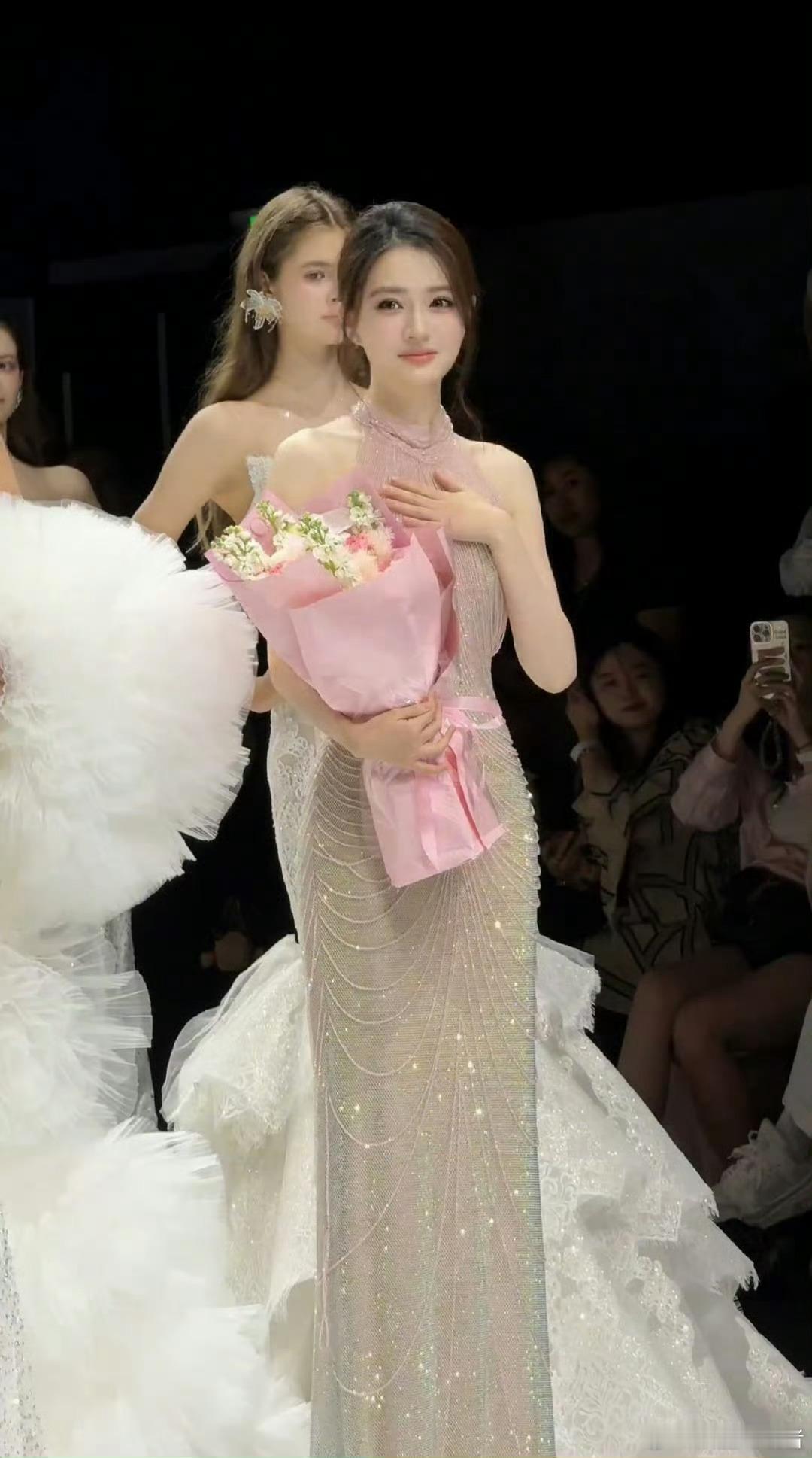 内娱红毯摔倒事件吓坏徐璐了 姐姐人长的最美咯！不用担心哟！