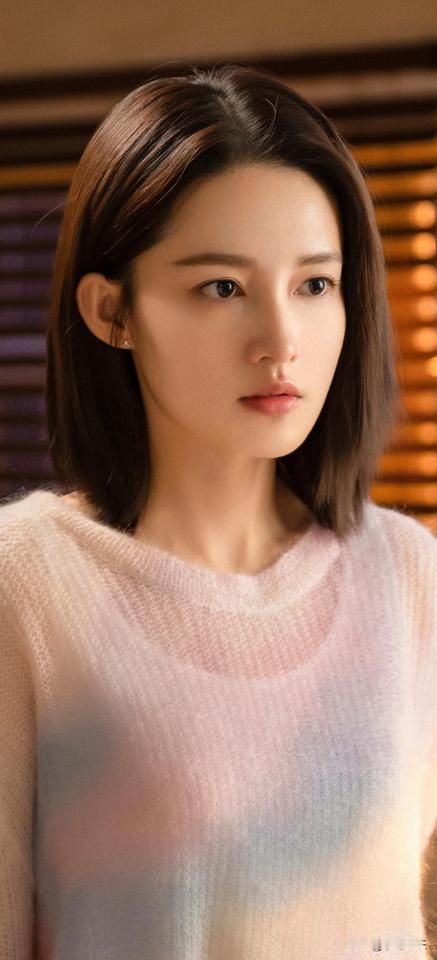 李沁，34岁，身高166厘米，体重45公斤。
她在《楚乔传》里饰演元淳公主，把元