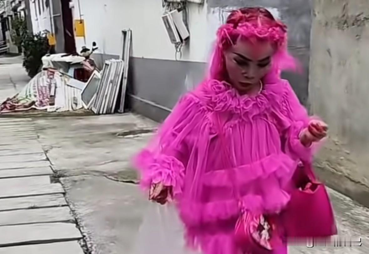 街头偶遇，就是不知道她是男人还是女人。
有时候真不懂这样的人心里怎么想的，她能这