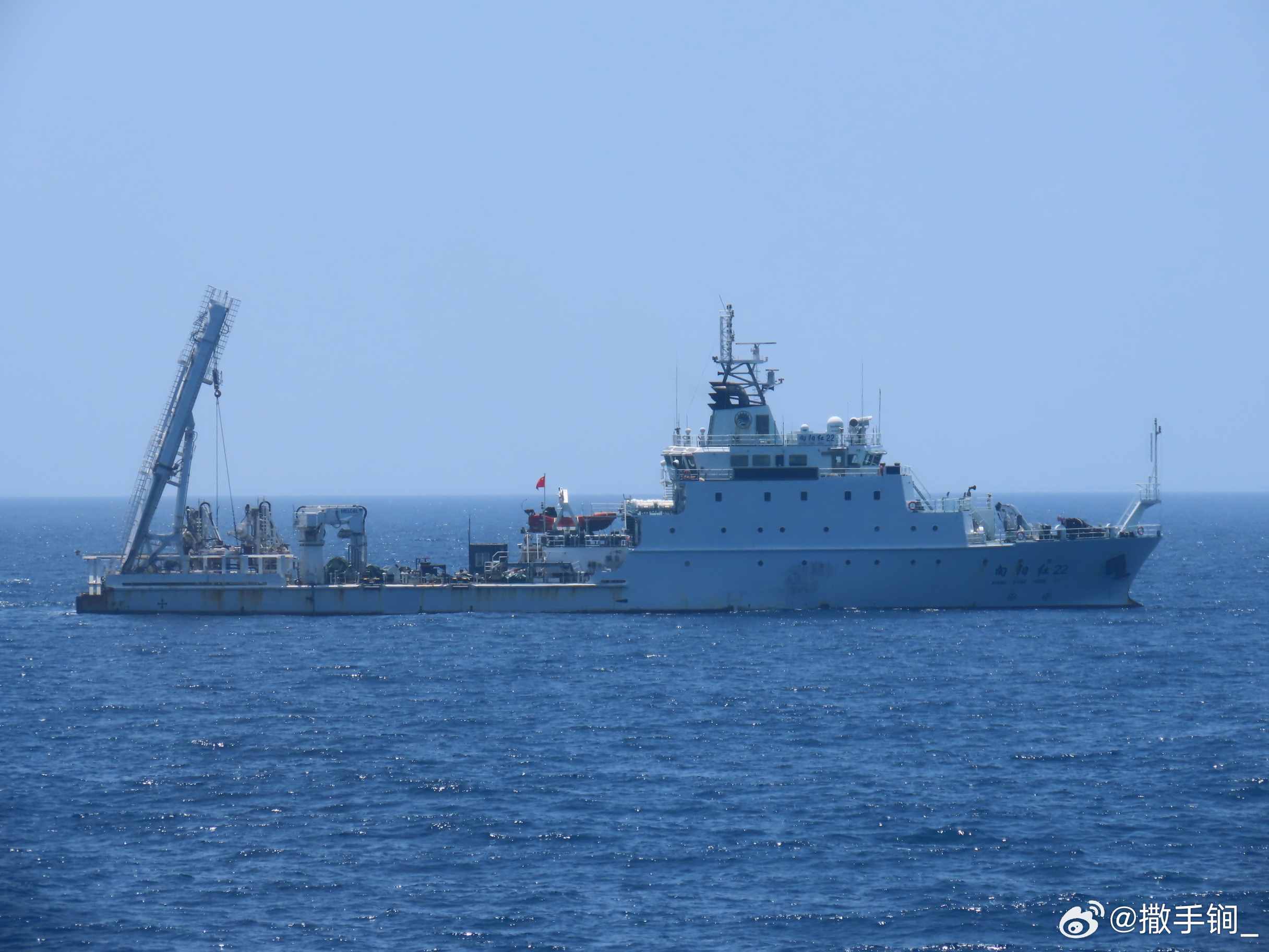“向阳红22”号科考船昨天在钓鱼岛西北偏西约70公里的海域作业，并将类似管子的物