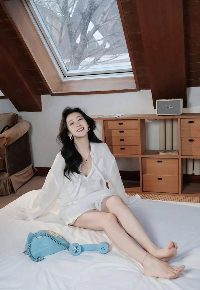 兄弟，我盯着屏幕看了半天，一条新闻，内容框里干干净净，连个标点都没有。 
我第一