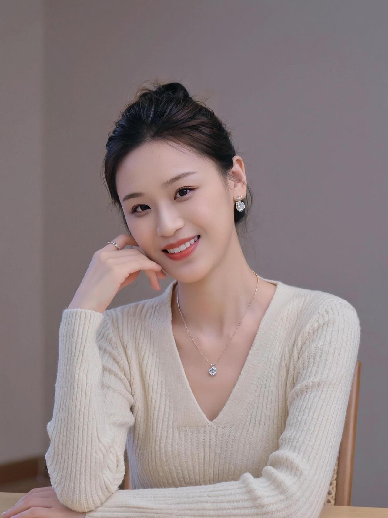 在温柔的针织衫下，藏着一颗细腻的心。阳光透过指缝，洒在微笑的脸庞，仿佛整个世界都