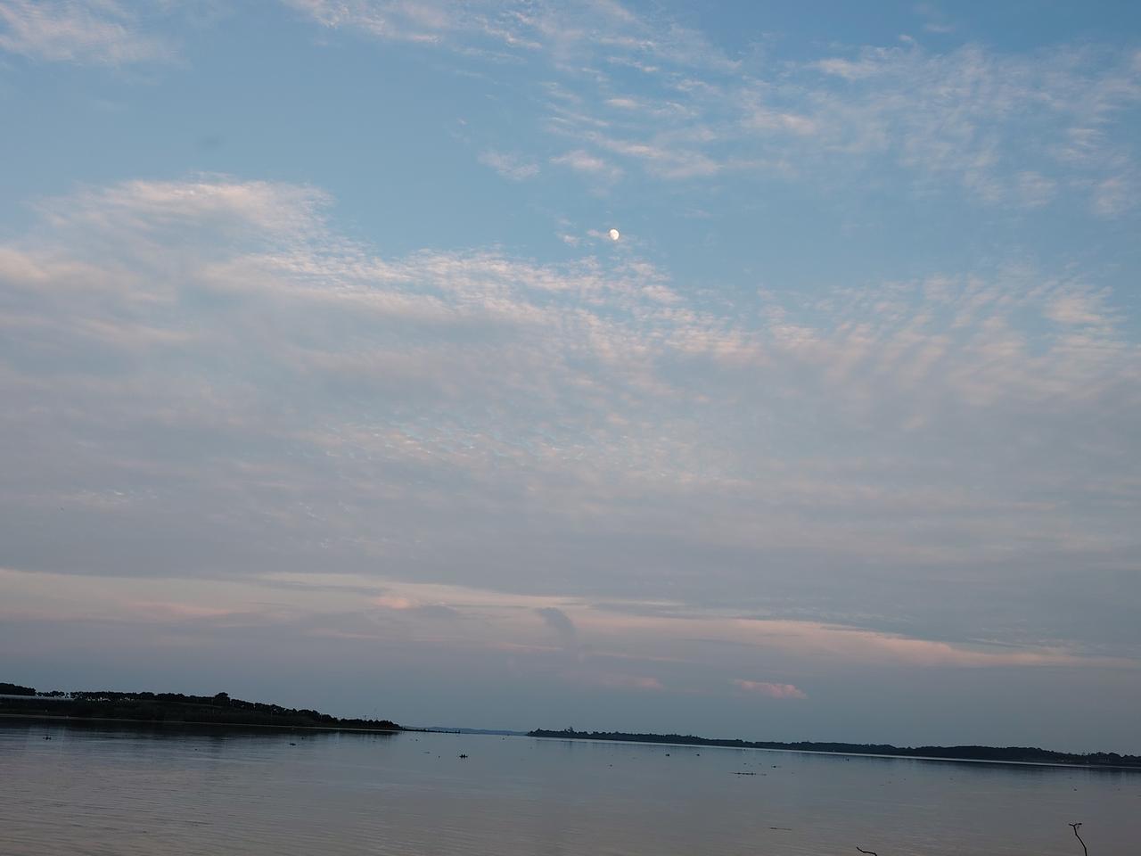 夕阳映月