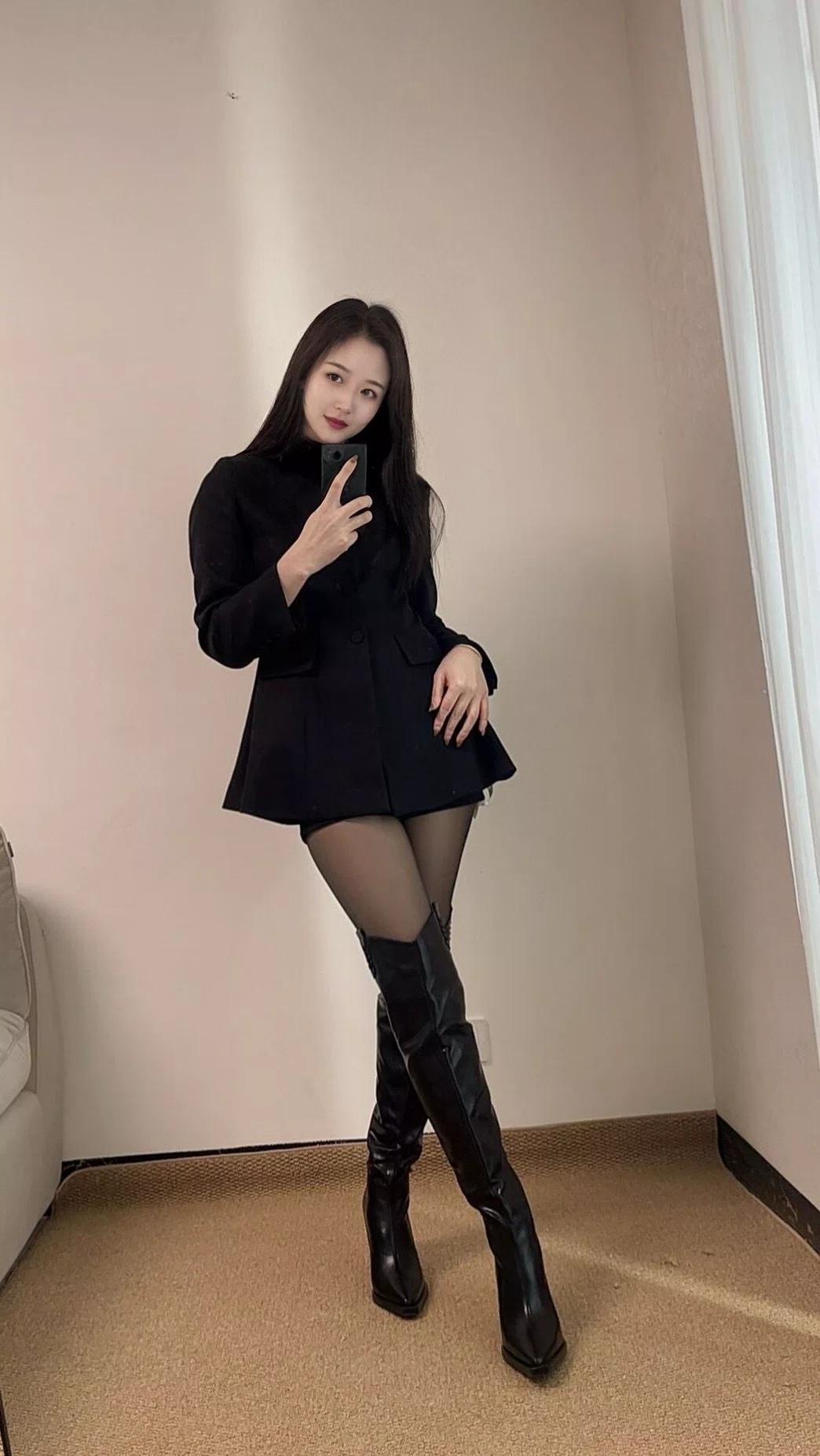 睡同一张床，一起挣钱。下班了做点小菜，喝点小酒。一起散步，一起窝在床头追剧。没有