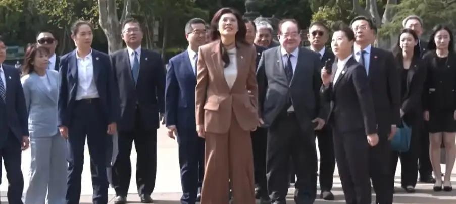 国民党主席郑丽文在访陆第二天，也就是4月8日上午9点率团赴南京中山陵谒陵，向孙中