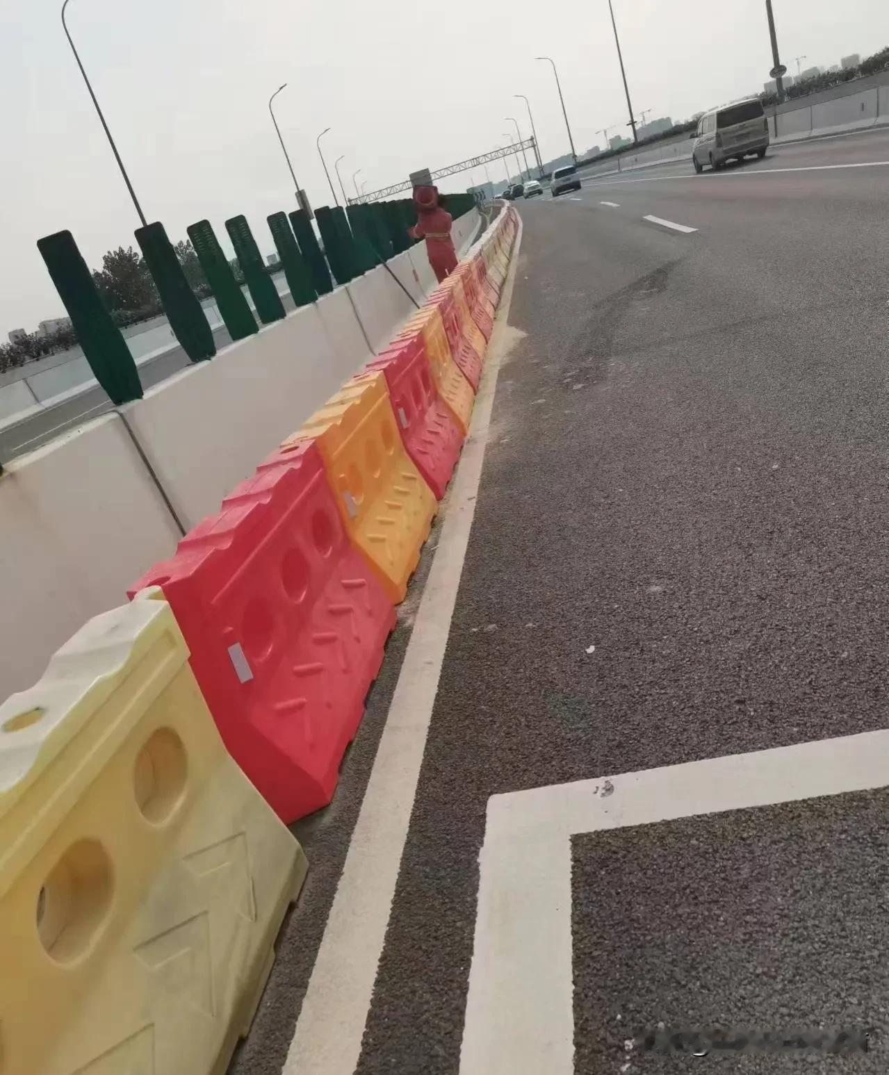 那天我一同学开车开小差，连续撞了好几个水马，原本以为这不就是点塑料吗，能赔几块钱
