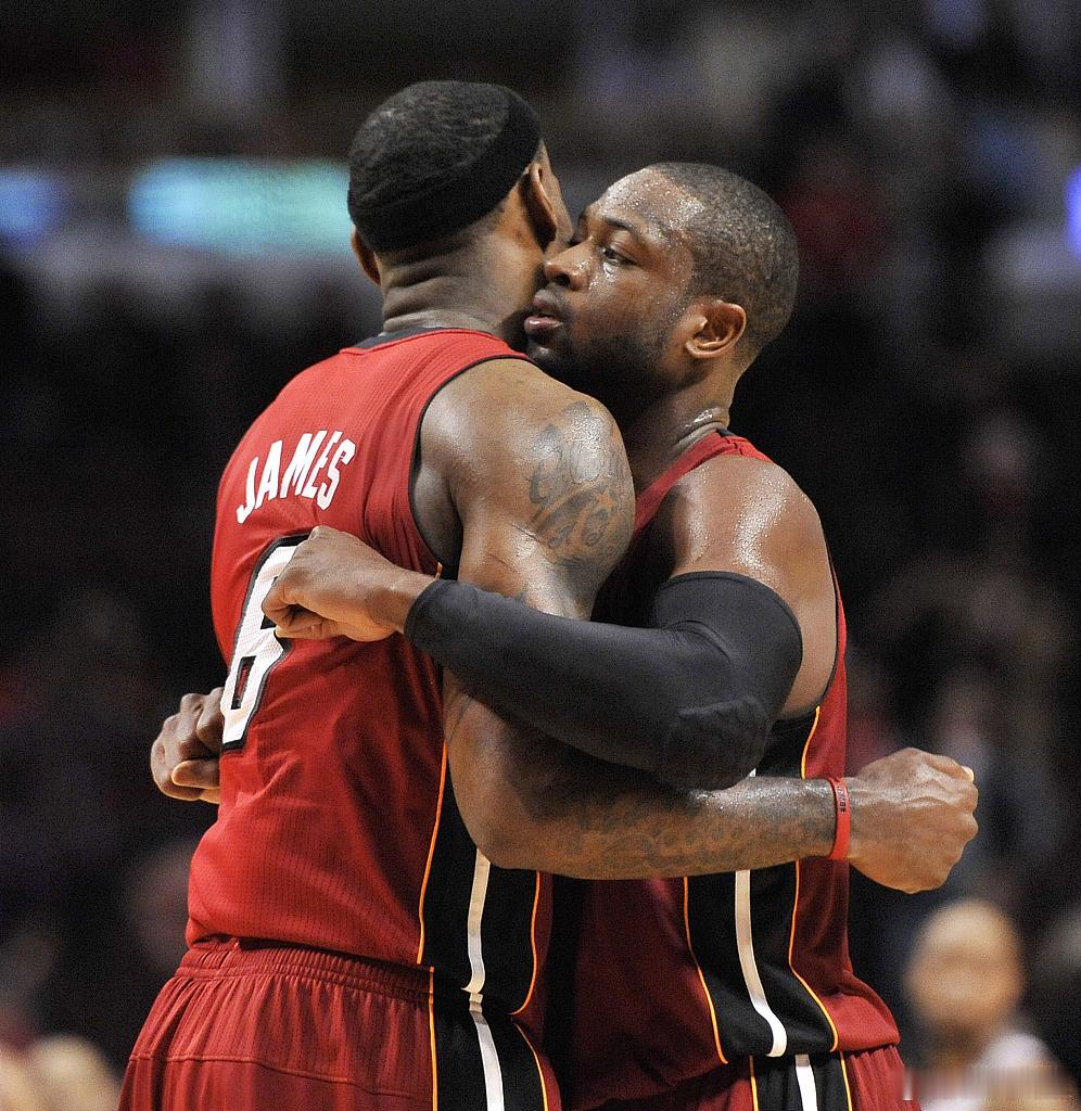 韦德谈季后赛阶段的詹姆斯：“他打得太出色了，前两场表现堪称大师级水准，那是巅峰状