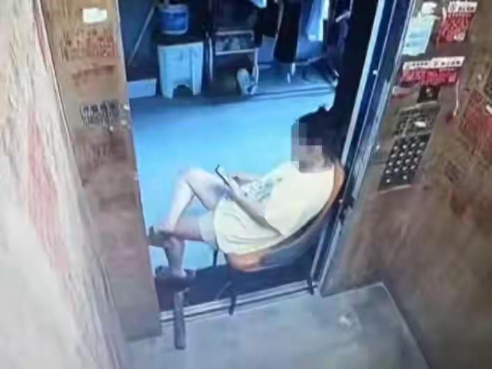 为蹭空调锁死整部电梯！自私到离谱，把公共设施当成自家乘凉屋

女子为独享电梯内空