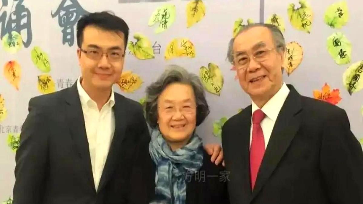 父亲是中国播音界的泰斗，开天辟地的人物。

儿子是体育频道的播音员，主持人。
