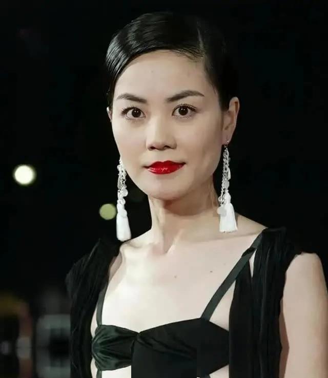 57岁王菲在北京看闺蜜那英的演唱会，她坐在VIP包厢里，虽然是很普通的日常打扮，