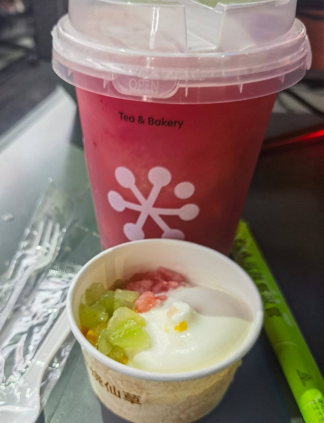 奈雪好神，霸气一桶瓜不放叉子怎么吃，我还去书亦整了个叉子才喝上