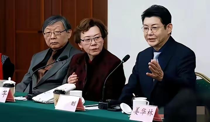 64岁程前罕见露面，还是那么帅！程前气质依旧文质彬彬，戴着眼镜状态甚好。想起当年