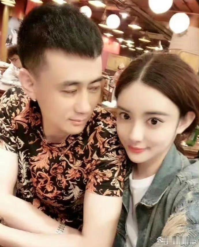 孟子义的爸爸又帅又年轻，还以为是她哥哥。 ​​​