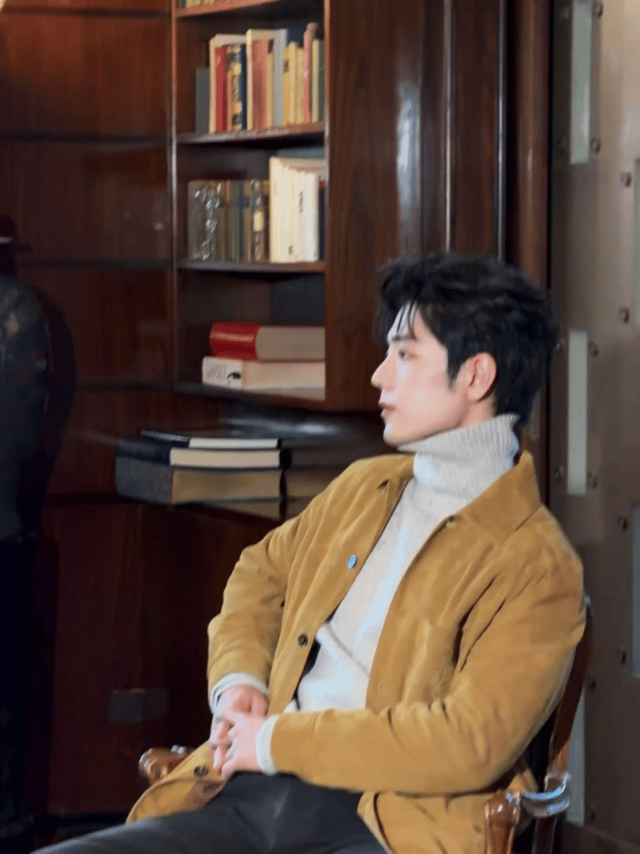 Gucci亲自给肖战发邀请函肖战怎么可以把高领毛衣穿的如此好看，完全男友风来的！