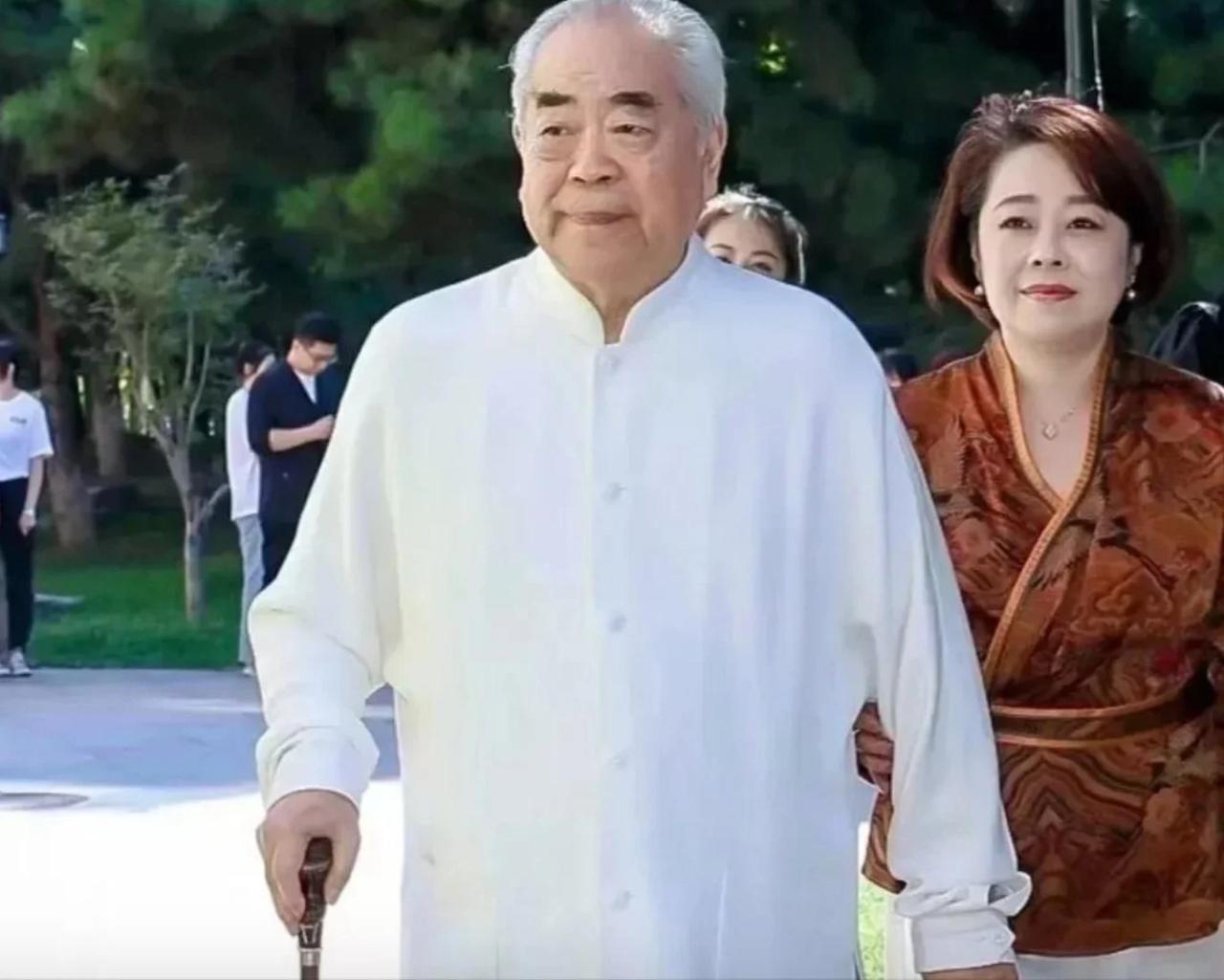 范曾和女儿范晓蕙怎么就闹到断绝关系这步田地？

看这张照片，父女俩当时一同外出，