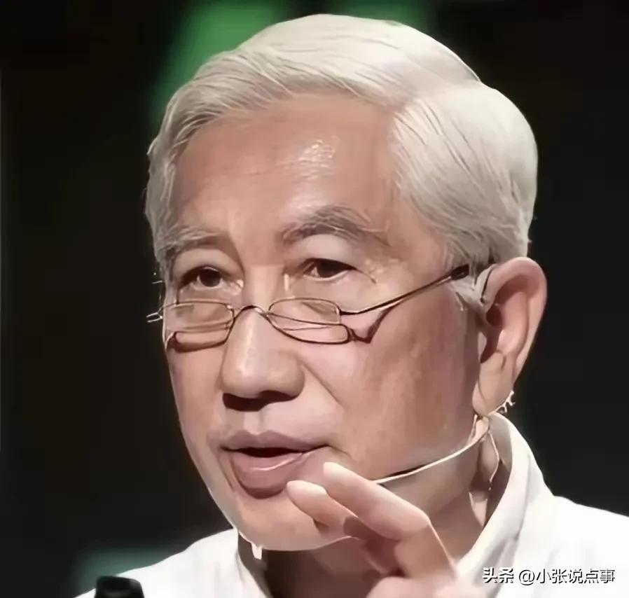 上周六陪我姥姥去银行补社保卡，进了门吓一跳——原来常坐的三个窗口关了俩，半大厅都