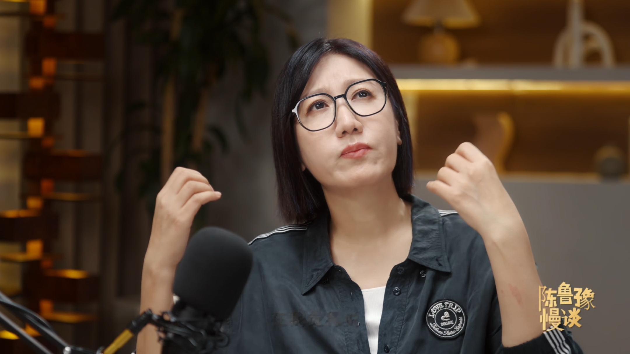 易立竞和鲁豫聊哭了 易立竞与鲁豫的对谈，把离家工作后的迷茫无助都摊开了，这何尝不