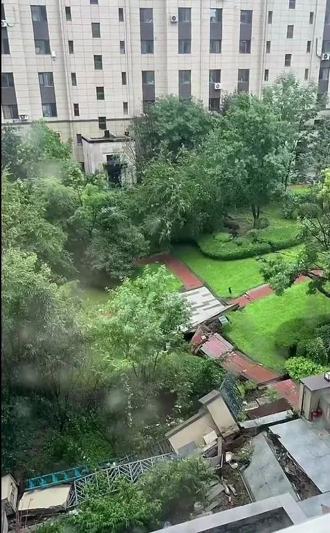辽宁沈阳，业主发现，地下车库6根承重柱被挖了，当时大家就发现地面不平，就向物业反