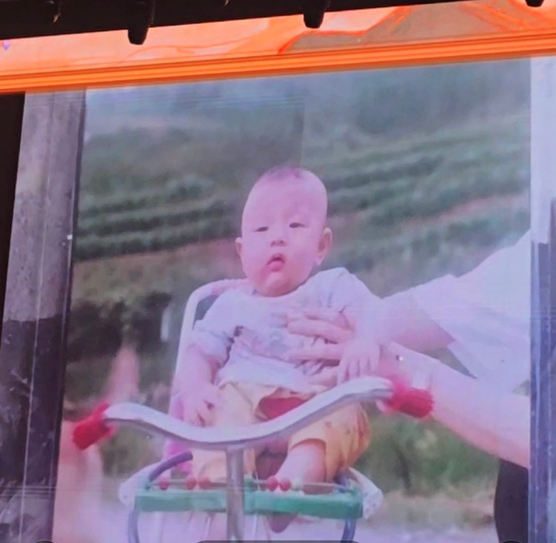 邱鼎杰好呆好呆的儿童照 