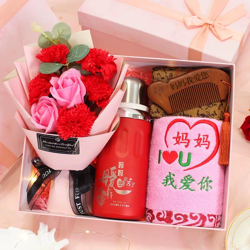 母亲节刚过，来唠唠咱家的"过节日常"。

老婆收到了两份礼物：儿子女朋友上周就早