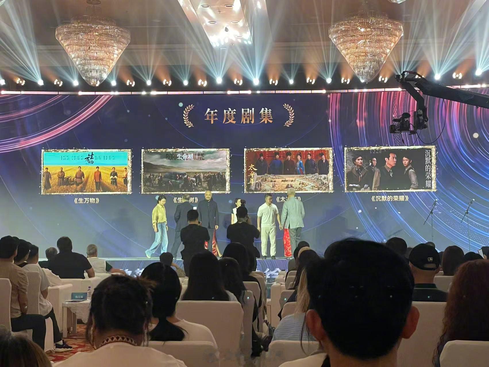 恭喜杨幂《生万物》获得2026首都视听节目春交会 「年度剧集」 杨幂宁绣绣