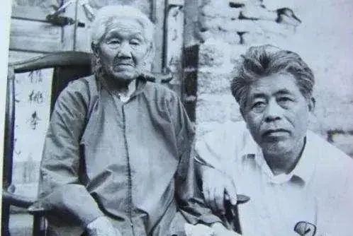 1941年，敌人对战士毕铁华动用酷刑，他全身被敌人用烙铁烙烂，敌人以为他死了，就