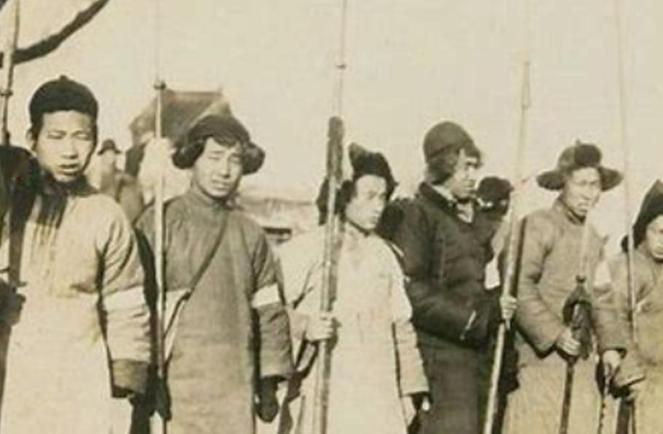 1942 年，一鬼子少佐当着一武林高手的面，一刀砍死了他的妻子。不料，这位高手非