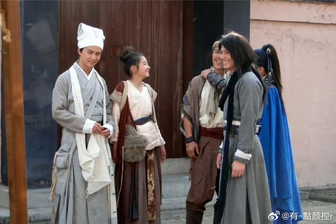 关晓彤13岁演的怪侠一枝梅重温《怪侠一枝梅》发现惊喜！没想到十几年前关晓彤就和刘