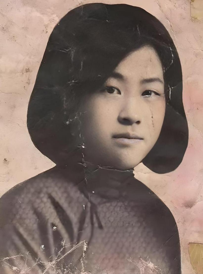 1938年3月20日深夜，哈尔滨一家小客栈里，一个20岁的姑娘，掏出随身的鸦片，