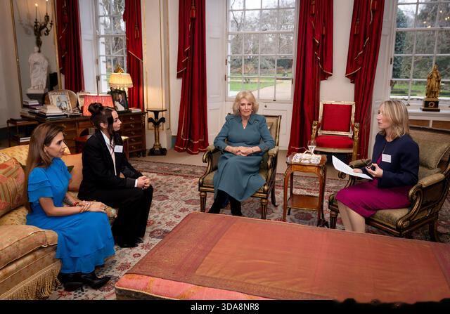 卡米拉王后 【news】卡米拉王后在与比纳·科塔克·达萨尼博士、丽贝卡·比蒂以及