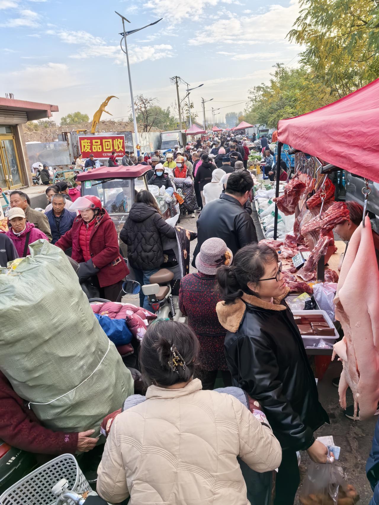 分享一张你随手拍的风光莱西久违的农村大集，喧闹中蒸腾着热乎乎的烟火气。琳琅满目的
